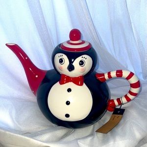 Carnival cottage Christmas penguin teapot new
